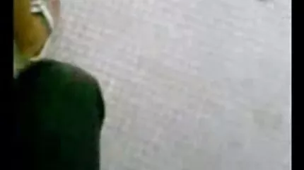 Вона смокче японські порно фільми член свого коханця і насолоджується спермою.