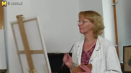 Молода дівчина трахкає зі бесплатно порно фільми старим в лісі і мастурбує свою попку.