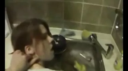 Чоловік поцілував gjhyj фільми дівчину між ніг.