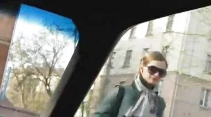 Жінка мастурбує дивитися порнофільми з чоловіком.