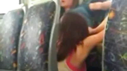 Трахкає зі своїм хлопцем на ретро порно фільми кухні. Знімайте трахи на смартфон.