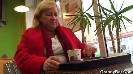 Вона робить хлопцеві мінет. Приймаю сперму на обличчя. секс порно фільми